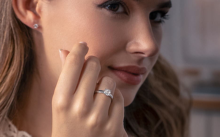 La bague de fiançailles classique sertie d'un seul diamant La bague de fiançailles classique sertie d'un seul diamant