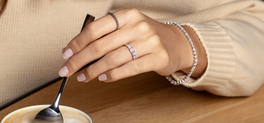 Modèles comportant plus d'un diamant, à porter comme bague de fiançailles puis comme bague d'appoint après le mariage Modèles comportant plus d'un diamant, à porter comme bague de fiançailles puis comme bague d'appoint après le mariage