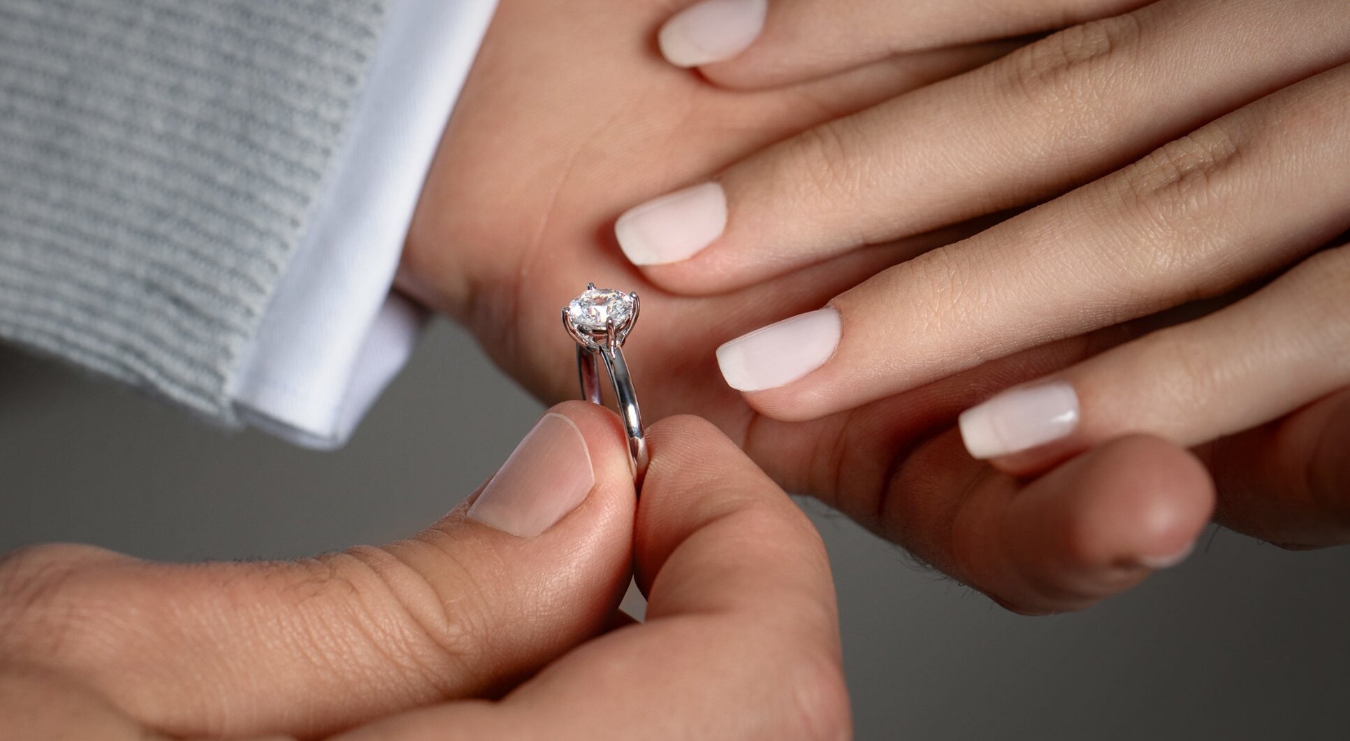 Bague de fiançailles Compass sertie d'un diamant, fabriquée à la main dans notre atelier pour les fiançailles mai 2024 Bague de fiançailles Compass sertie d'un diamant, fabriquée à la main dans notre atelier pour les fiançailles mai 2024